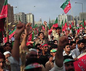 Pakistan averts crisis, heads towards historic polls