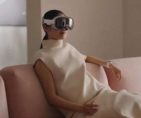 US Apple fans get hands on $3,500 Vision Pro