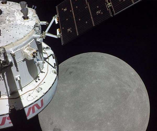 NASA temporarily loses communication with Orion spacecraft