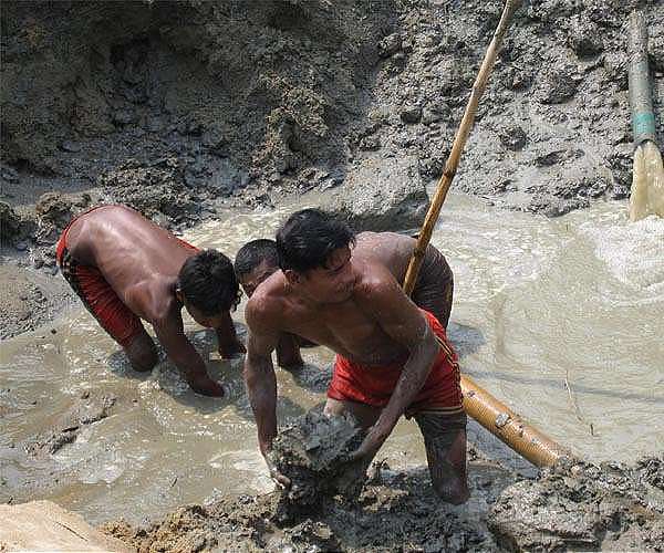 With blasts and grit, Colombia fights gold mines run by crime gangs