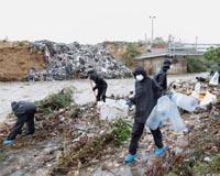 Day after protests, Lebanese don gloves and clean up