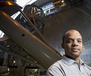 Planets In Unusually Intimate Dance Around Dying Star