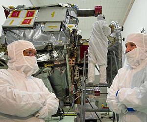 NASA Administrator Visits Jupiter-Bound Spacecraft