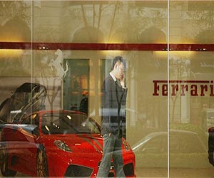 Luxury car makers target China's super-rich