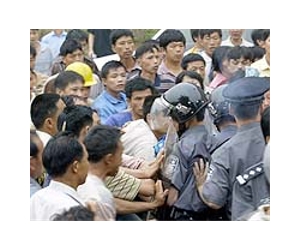 Chinese villagers threaten government office march