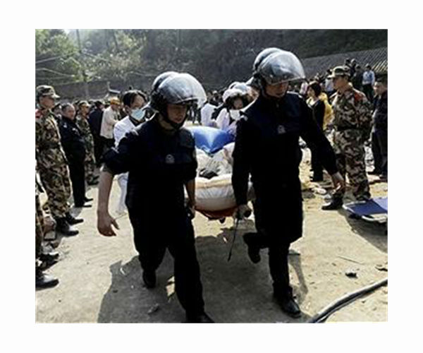 11 Chinese miners saved as rescuers race to find remaining 10