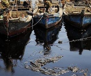 China rushes to clean up oil spill after pipeline blast