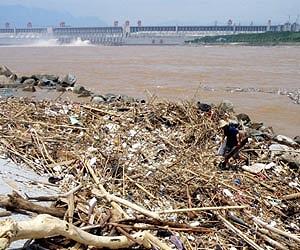 Trash threatens to jam China's Three Gorges dam