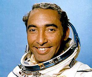 First Cuban cosmonaut receives award from Russian government