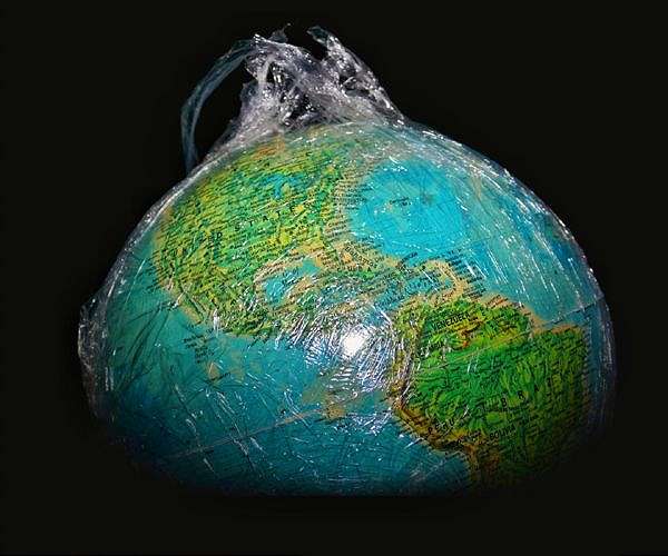 Tracking marine plastic drift from space