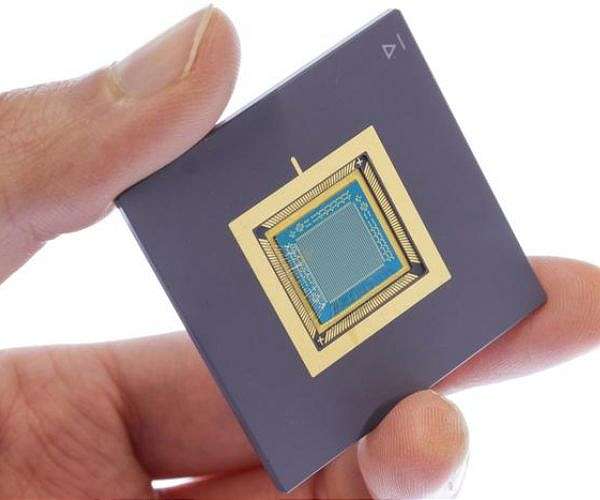 First 2D semiconductor with 1000 transistors developed at EPFL Switzerland