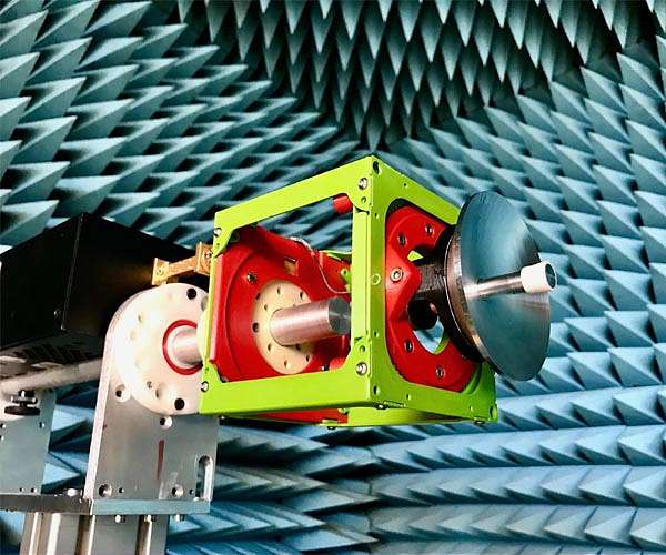 Antenna to link up CubeSat chains