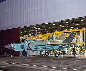 Japan selects troubled F-35 as new fighter jet