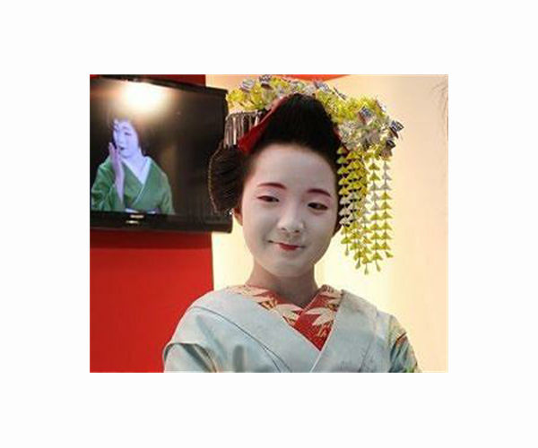 Kyoto seeks to guard geishas from tourist 'paparazzi'
