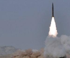 Pakistan test fires nuclear-capable missile