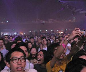Scuffles erupt at Hong Kong pro-government march