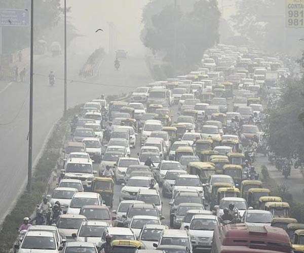 Delhi's choked roads worsen India's toxic smog crisis