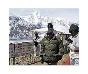 Heavy snow in Kashmir closes highway, strands travellers