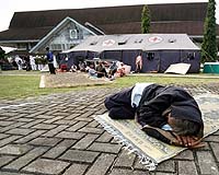 Relief on way to quake-ravaged Indonesian islands