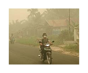 Worsening haze from Indonesia angers Singapore, tourists