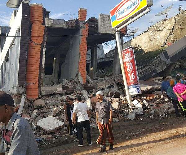 Indonesian medics overwhelmed by quake casualties