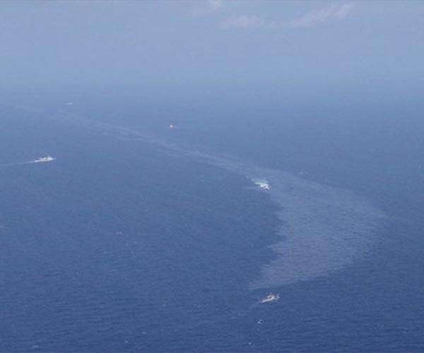 Tanker collision leaves oil spill off China port