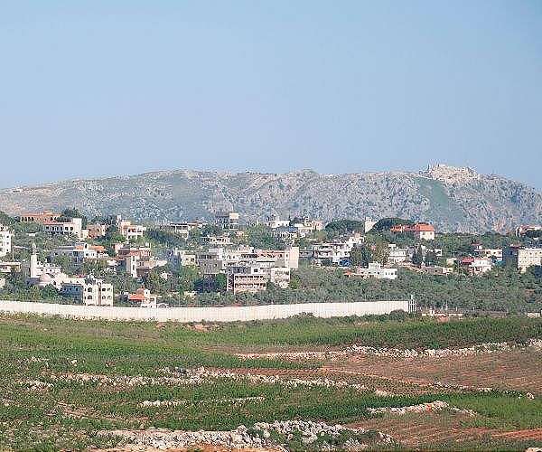 Israeli fire kills 2, wounds 32, on deadline for Lebanon withdrawal