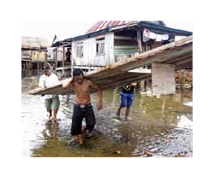 Flood displaces 18,000 in Indonesia