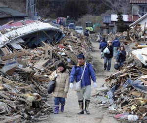 Japan doubles troops for quake help, world offers aid