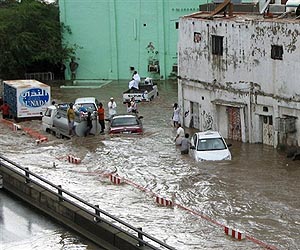 Flash floods in Saudi kill 16: civil defence