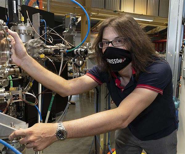 Physicists uncover secrets of world's thinnest superconductor