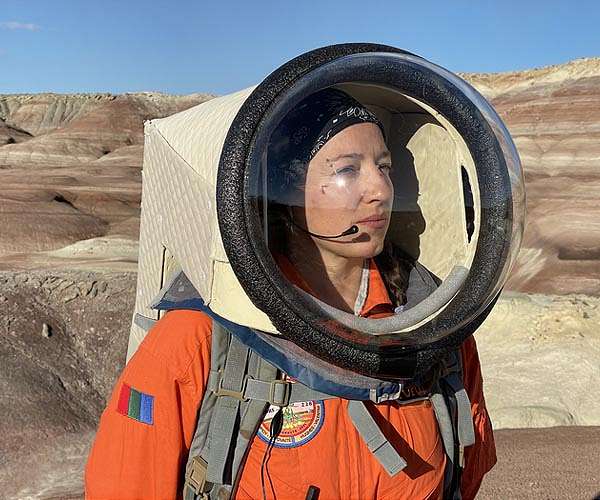 Women in space analogues demonstrate more sustainable leadership