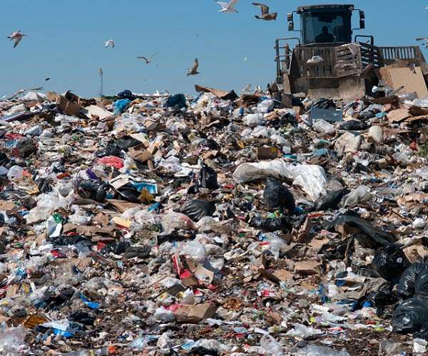 Kinshasa drowning under trash