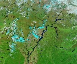 Floods swamp tornado-ravaged central US