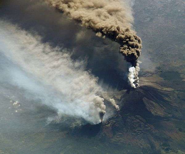 Satellites monitor Mount Etna's unpredictable behaviour