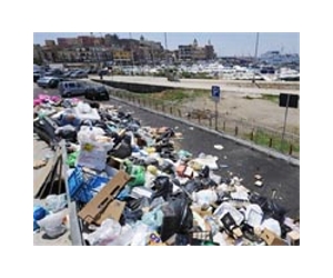 Berlusconi sends troops to tackle Naples trash