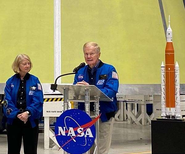 NASA Leadership visits Marshall to discuss Artemis, future exploration