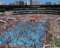 China partygoers cram into Wuhan water park