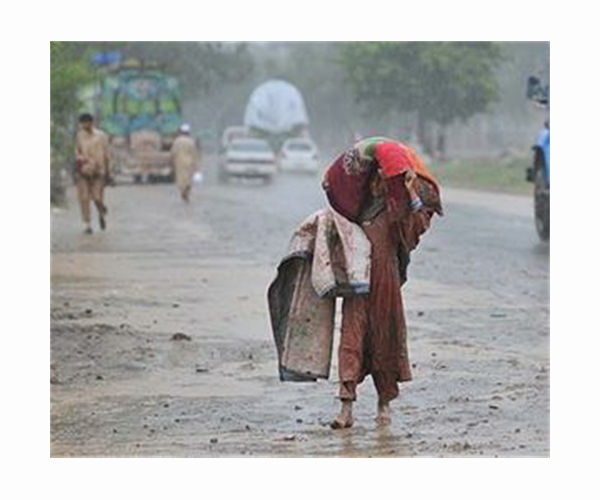 Flood toll tops 800 in Pakistan's 'catastrophe of epic scale'