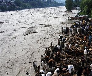 Pakistan flood toll tops 1,100 as cholera emerges