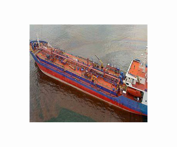 Tilting oil tanker threatens 'environmental catastrophe'