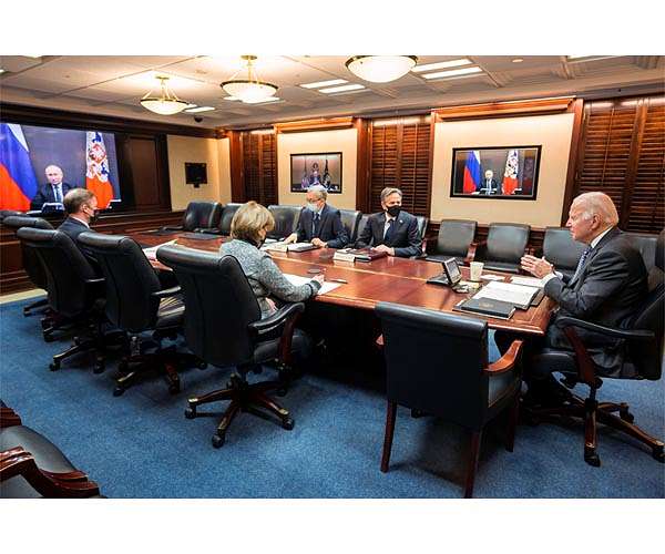 Biden warns Putin of 'strong' Western response to any Ukraine attack