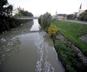 Hungary plays down toxic spill threat, toll rises to seven