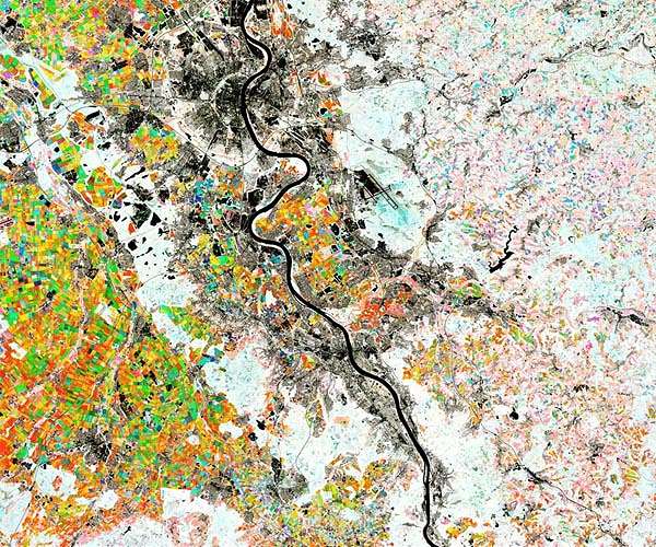 Agricultural land at river confluences reduces flood risks