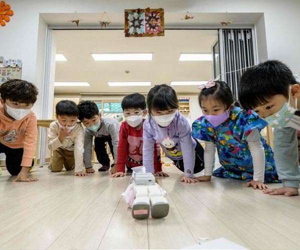 Seoul trials pint-sized robots in nursery schools