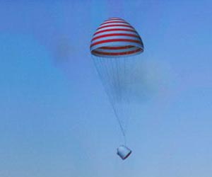 China's Shenzhou-10 spacecraft returns to Earth