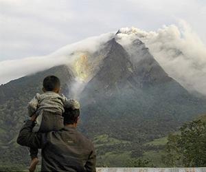 19,000 Indonesians flee erupting volcano