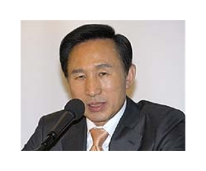Lee says S.Korea must stay united against N.Korea