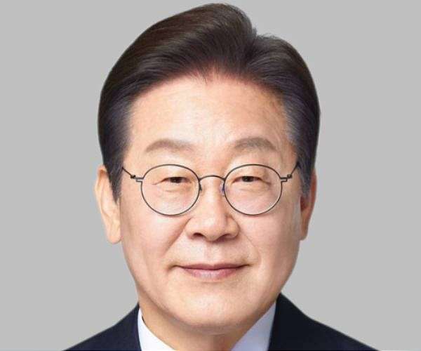 S. Korea leader says 'extremely difficult' to make nuclear subs in U