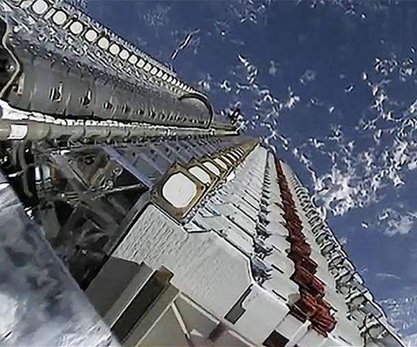 SpaceX launches 60 Starlink communications satellites